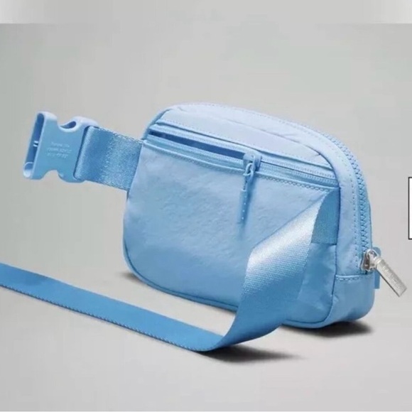NWT Lululemon Everywhere Belt Bag Light Blue 1L - Picture 5 of 9